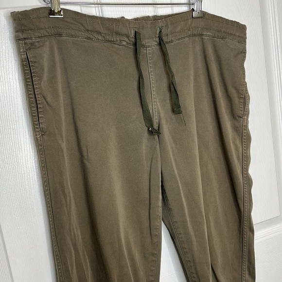 Aritzia TNA Jogger Pants Women's Medium Drawstring Pull On‎ Casual Athleisure - Picture 3 of 8